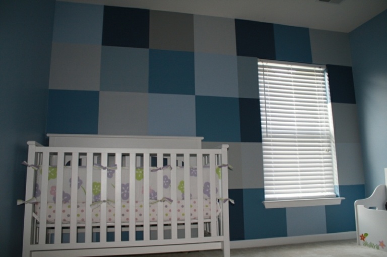väggmönsteridéer rutor rutmönster design blå nyanser babyrum
