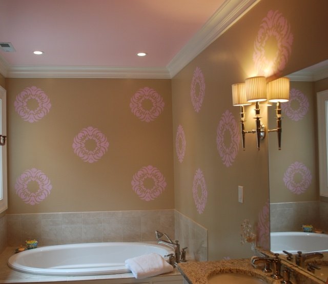 väggmönster-badrum-blommig-damast-rosa-beige