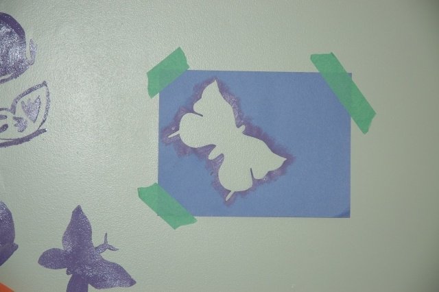 väggmönster-barnrum-måla-fjärilar-själv