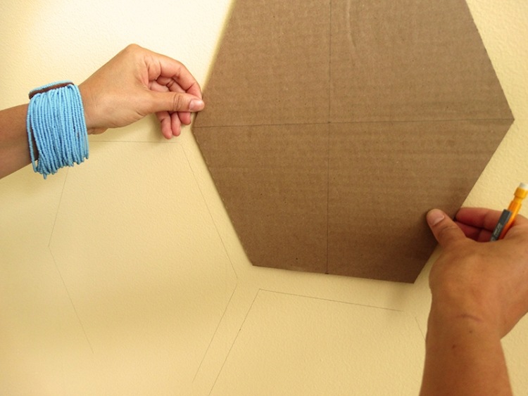 väggmönster-målning-vägg-design-instruktioner-bikakemönster-stencil-kartong-sexkant-vägg