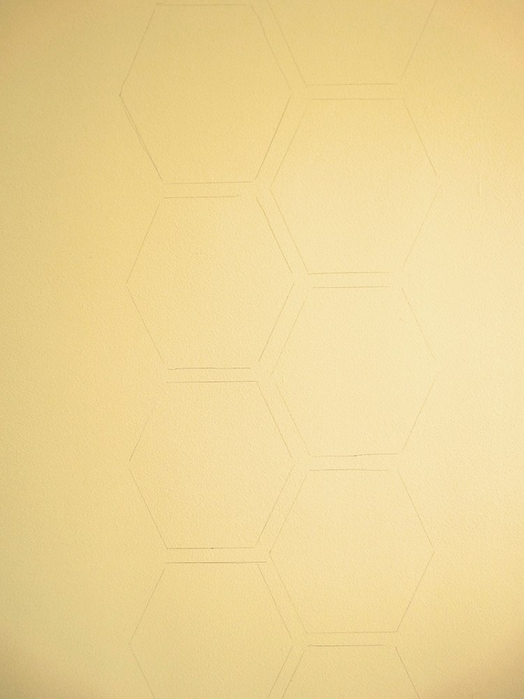 väggprover-målning-vägg-design-instruktioner-bikaka-väggfärg-gulaktig-hexagoner-tejp