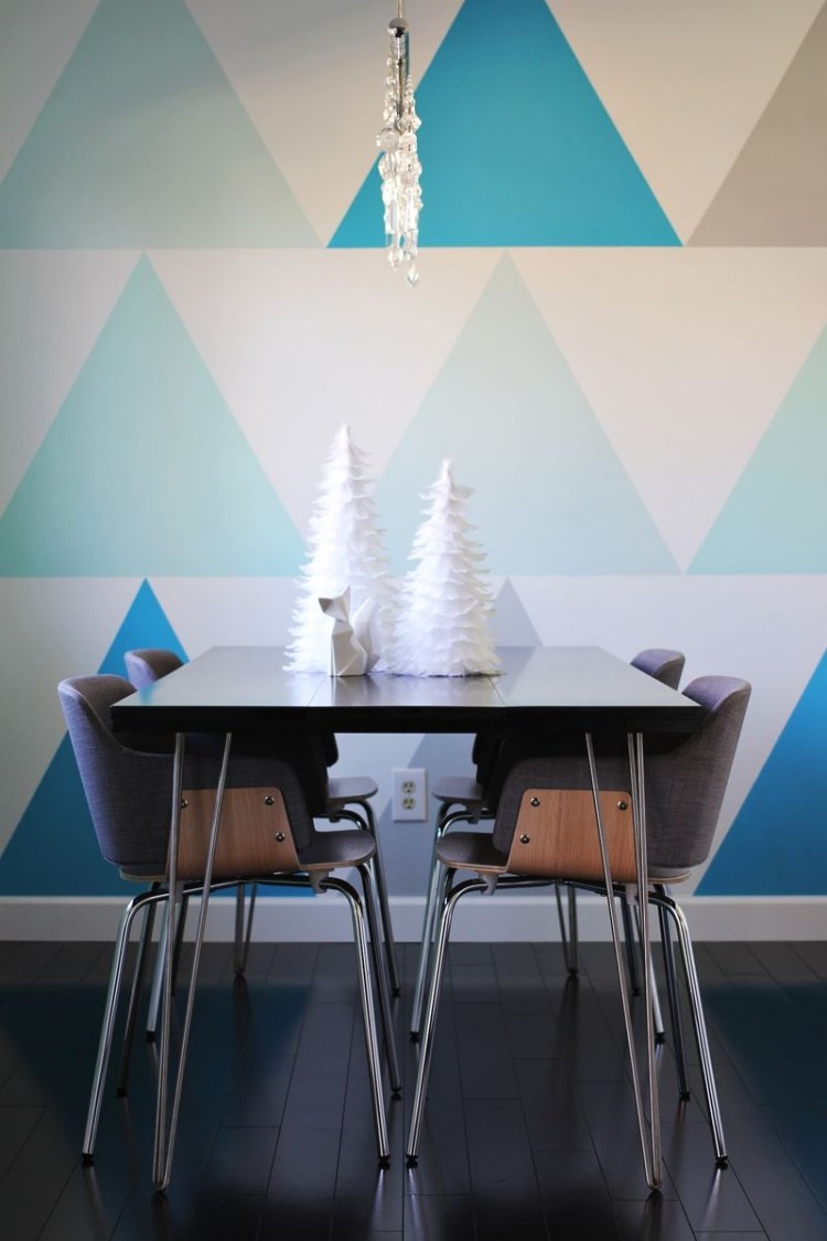 vägg-mönster-målning-vägg-design-essyimmer-triangel-blå-nyans-matbord