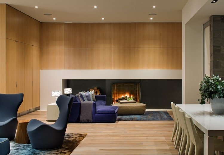 väggnischer-design-vardagsrum-öppen spis-inbyggda skåp-träbeklädnad-soffa