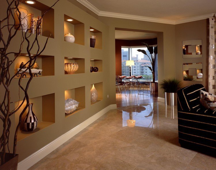 vägg-nisch-design-modern-lägenhet-vardagsrum-belyst-nisch-vaser
