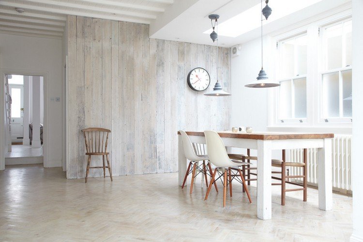 Väggpaneler gjorda av trä vit-hus på landet-matsal-skandinaviska-hängande lampor-matbord