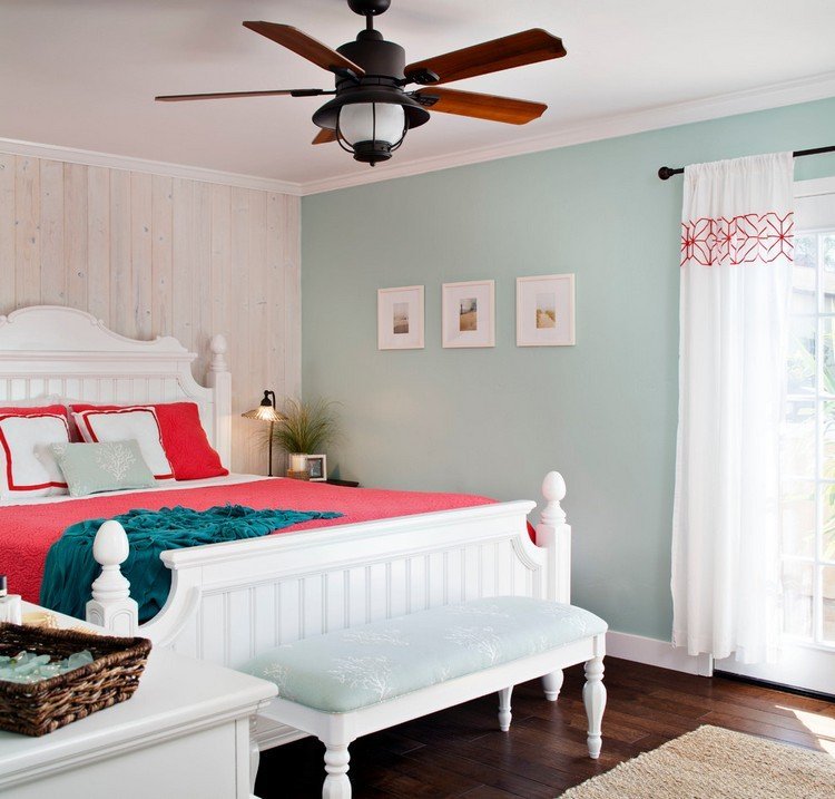väggpanel-trä-vitt-hus på landet-sovrum-vägg-färg-mint-vit-säng