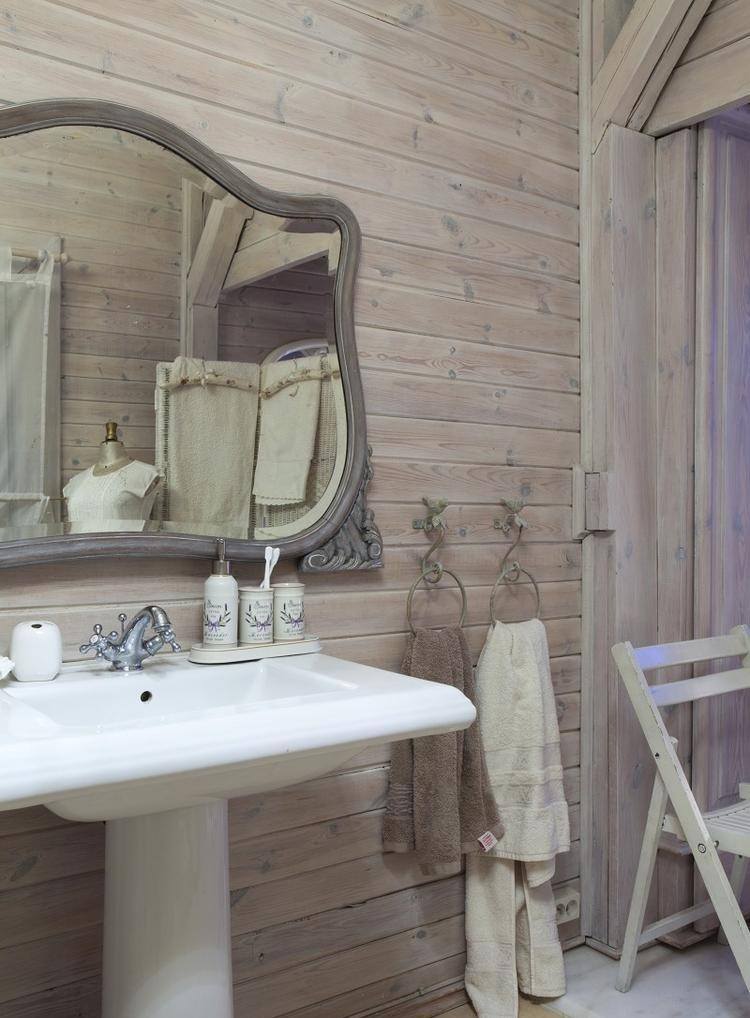 väggpanel-trä-vit-badrum-vintage-fransk-country-stil