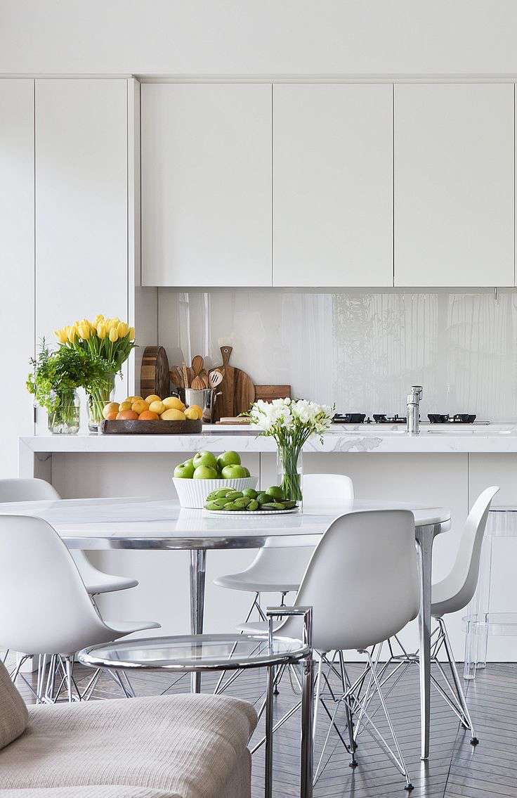 väggpaneler-kök-köksspegel-modern-minimalistisk-högglansig utan handtag