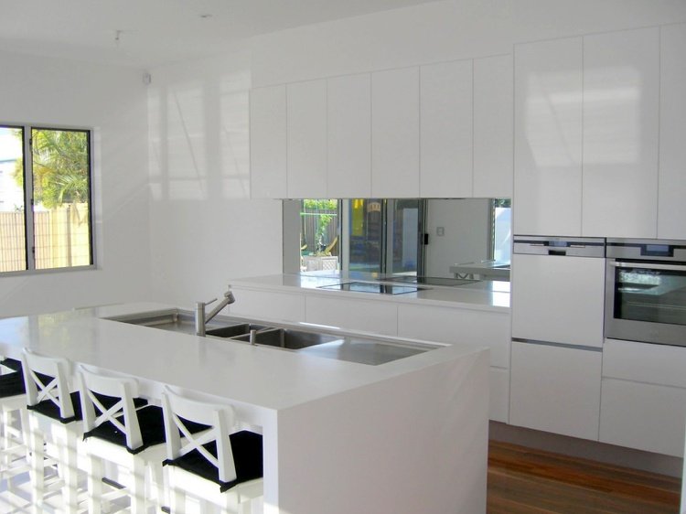 väggpaneler-kök-köksspegel-modern-spegel-högglans-vit
