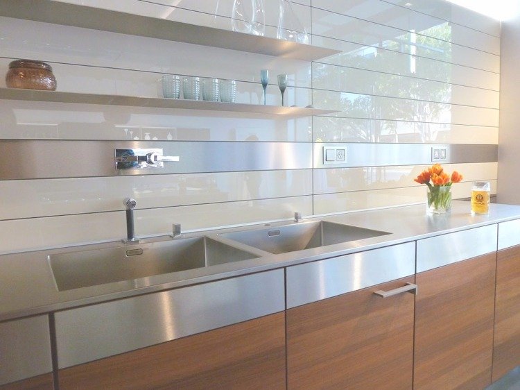 väggpaneler-kök-kök-spegel-modernt-glas-rostfritt stål-borstat trä