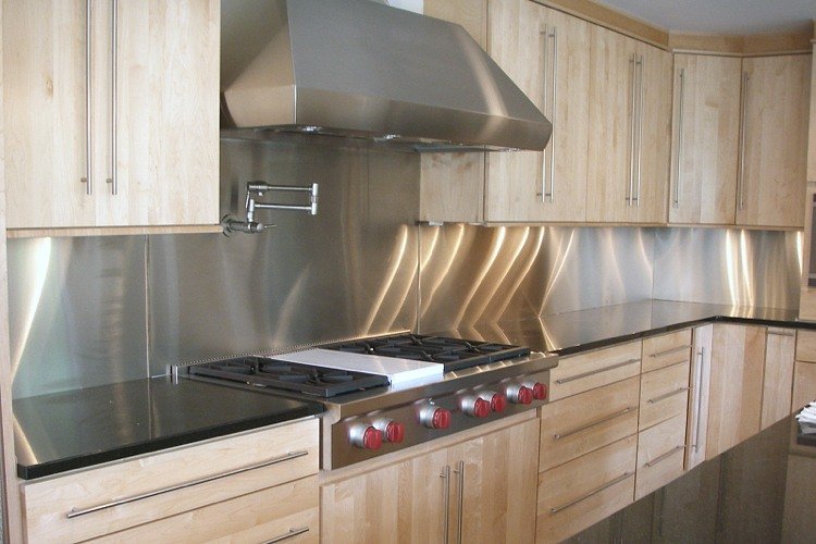 väggpaneler-kök-köksspegel-modern-rostfritt stål-ljus ved-gas spis