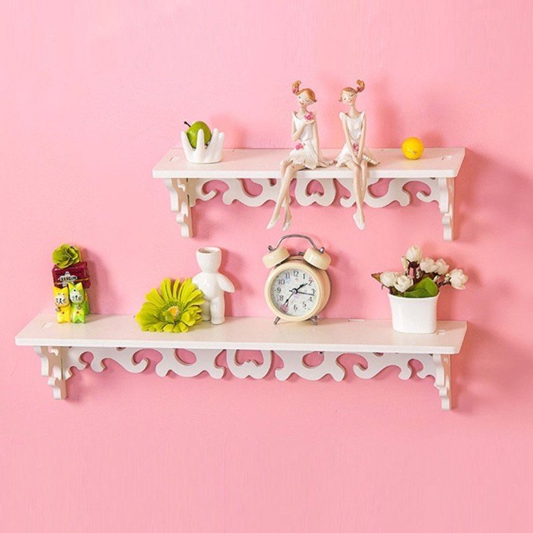 Vägghylla-dekoration-barnrum-vit-shabby-stil-rosa-vägg