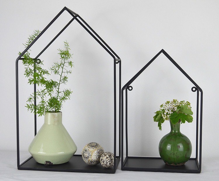 vägg-hylla-dekoration-metall-vaser-vardagsrum-modern-svart