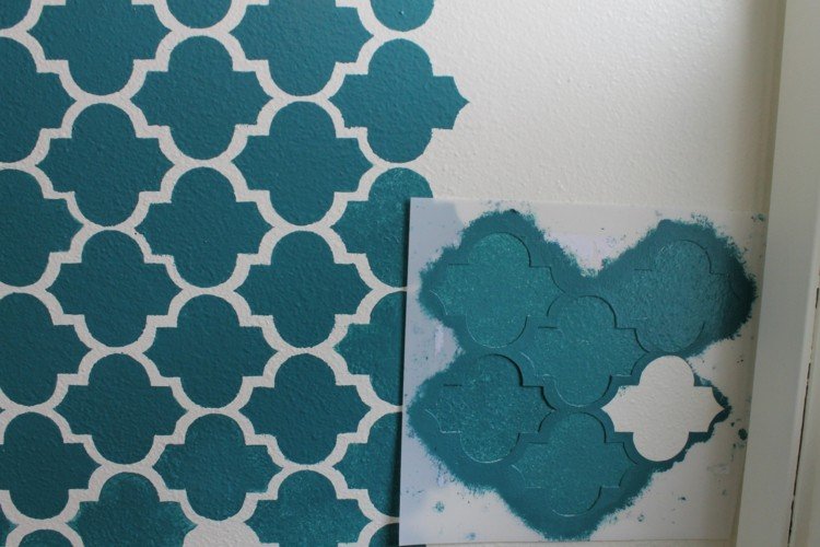 vägg-stencil-tryck-vägg-design-figurer-marockanska-blå-prickar-färg