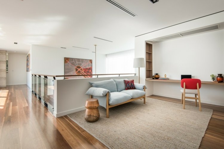 väggbeklädnad-dekoration-accent-hall-design-idé-vintage-soffa-stol-röd