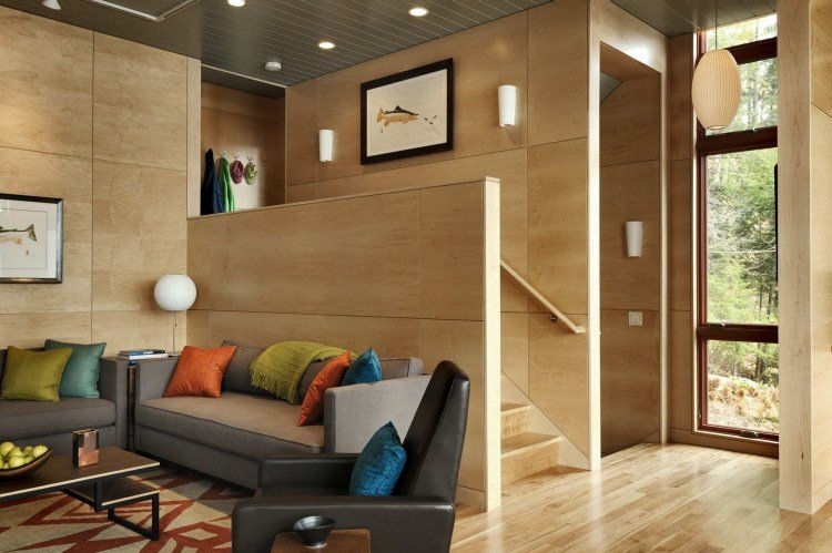Väggbeklädnad av trä för interiören -invändig vägg-träpaneler-soffa-fåtölj-dörr-trappor-modern-grå-brun