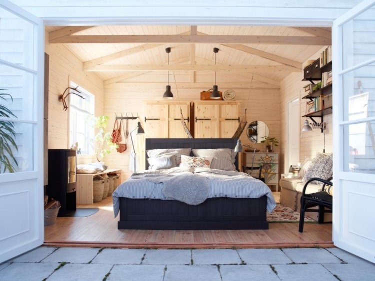 väggbeklädnad-trä-interiör-sovrum-vit-säng-ikea-svart-stil-mix