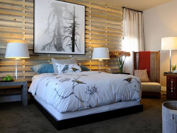 Väggbeklädnad-trä-interiör-sovrum-trä lameller-bild-stora-sänglinne-sänglampa