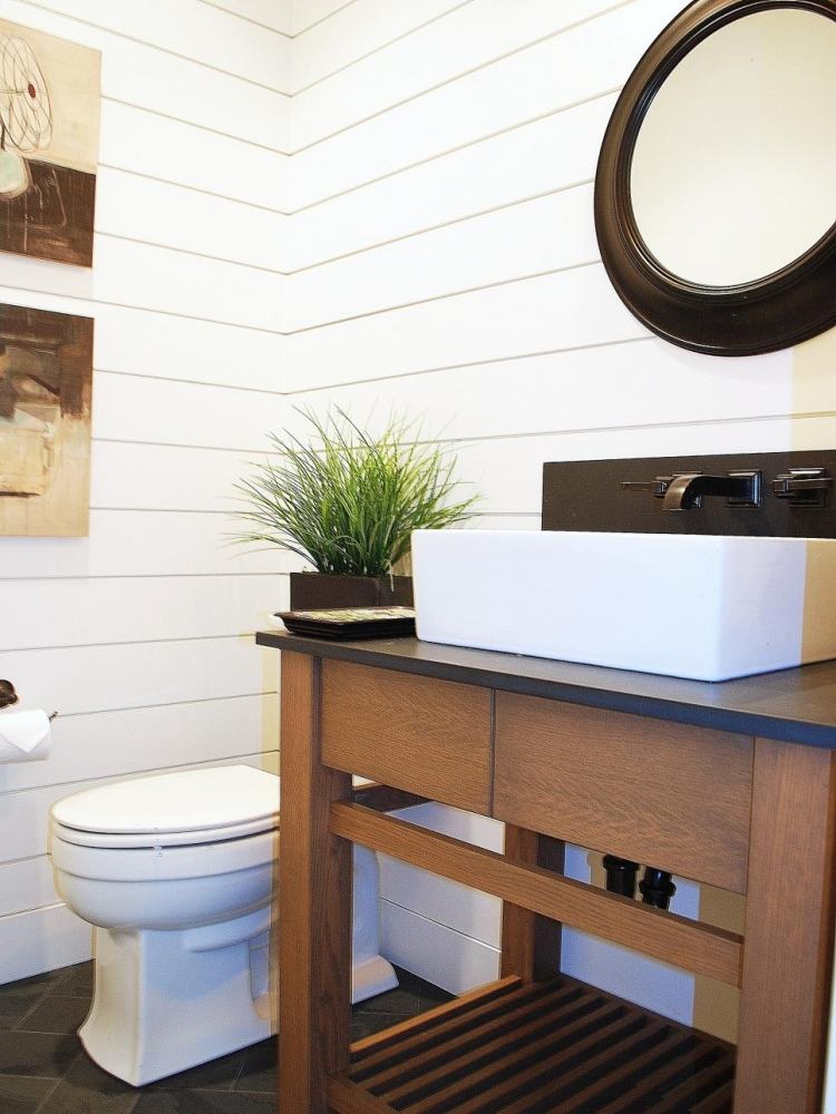 Väggbeklädnad-trä-interiör-badrum-vit-svart-fåfänga-spegel-modern-bild-toalett