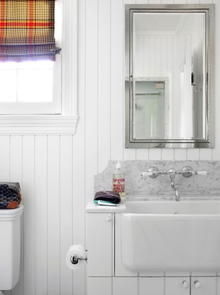 väggbeklädnad-trä-interiör-badrum-vit-gammal-modern-vintage-marmor-porslin-spegel