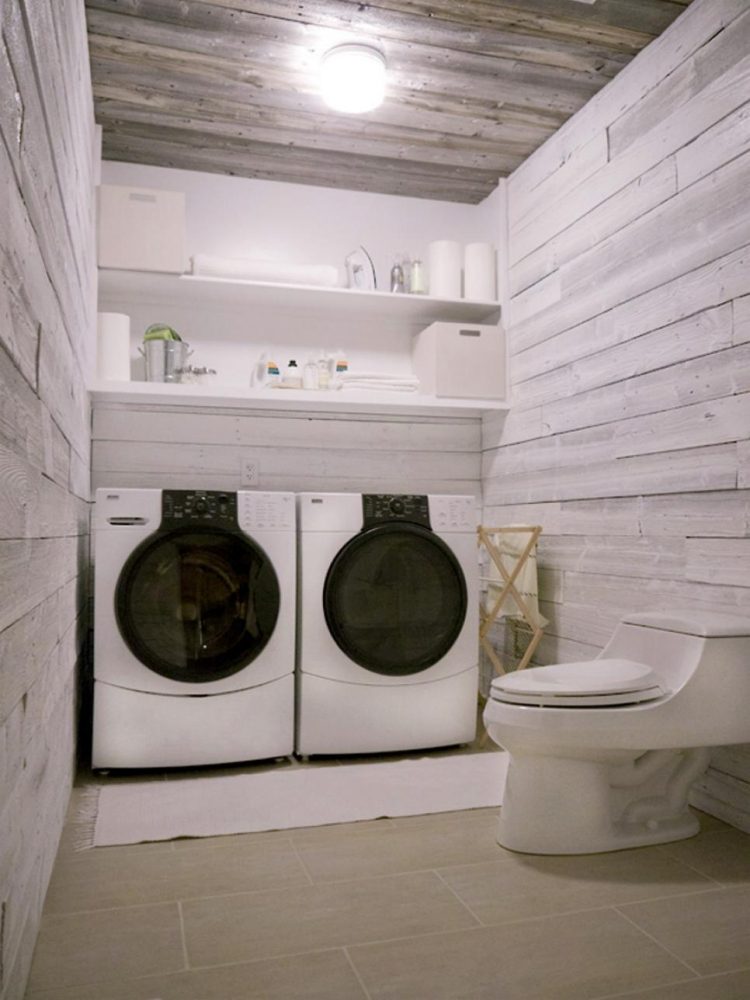 Väggbeklädnad-trä-interiör-badrum-tvätt-tvättmaskin-torktumlare-vit-grå-toalett