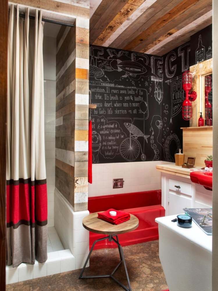 Väggbeklädnad-trä-interiör-badrum-modern-liten-lägenhet-rött-tak-tavla-krita