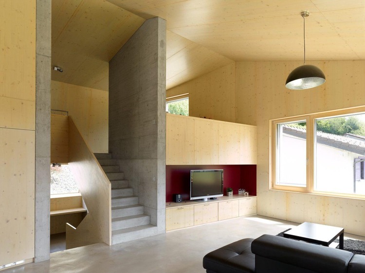 Väggbeklädnad av gran-betonghus-vardagsrum-minimalistisk-design-interiör