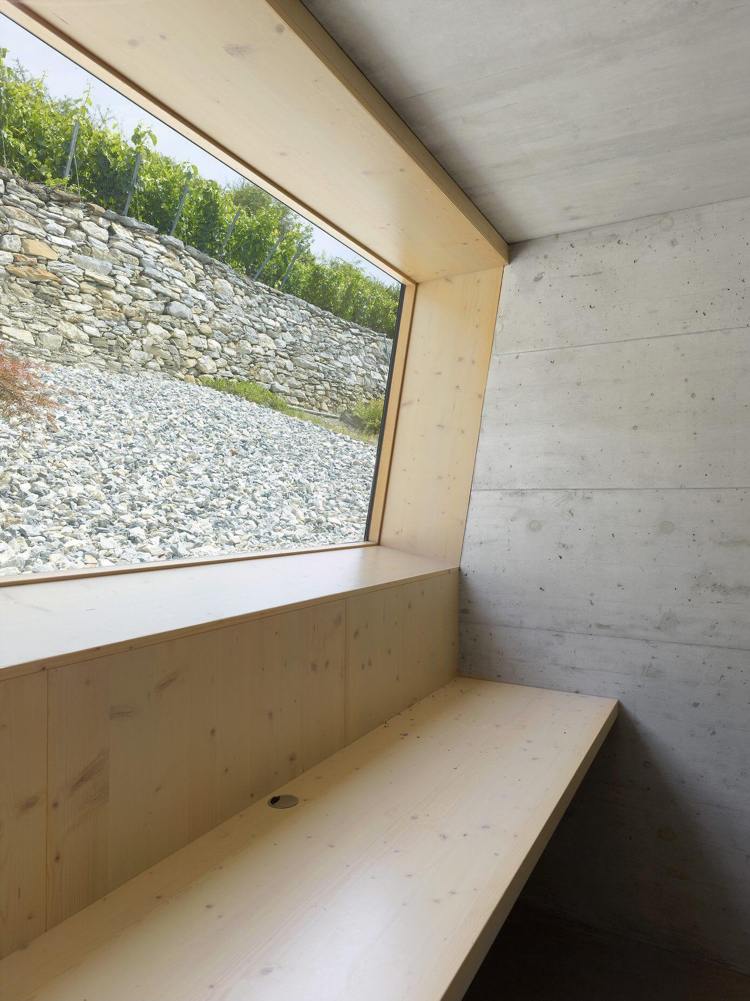 Väggbeklädnad-gran trä-betong hus-fönster-sluttande-vägg-design