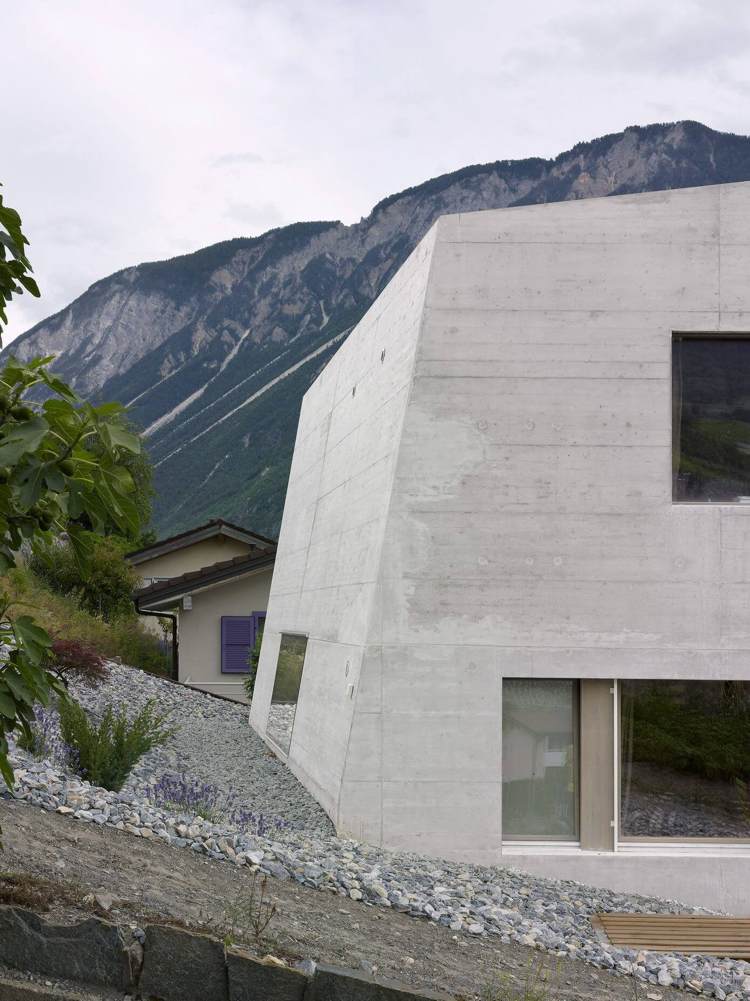 betong-hus-modern-arkitektur-sluttande-vägg-design-berg