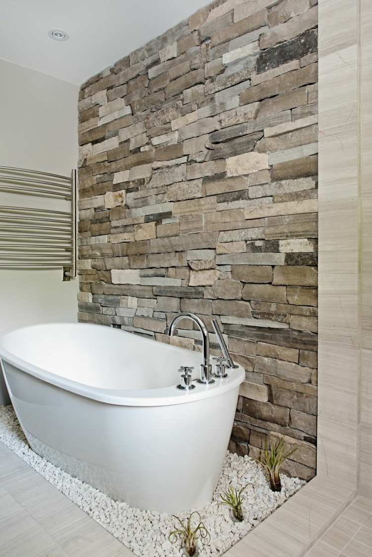 Väggbeklädnad natursten-vägg design-badrum-badkar-grus-vit