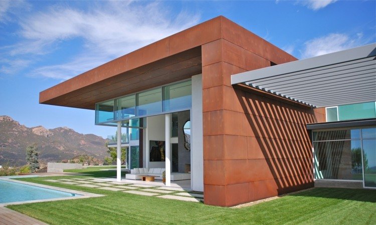 väggbeklädnad-corten stål-vittrade-optik-minimalistisk-hus-trädgård-pool-fönster fram