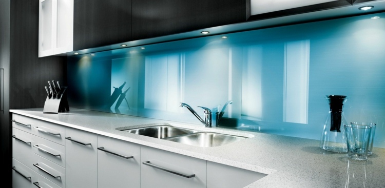 väggbeklädnad-kök-glas-modern-blå-kaklad-bakvägg