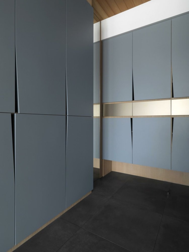 Väggbeklädnad-kakel-trä-garderob-design-modern