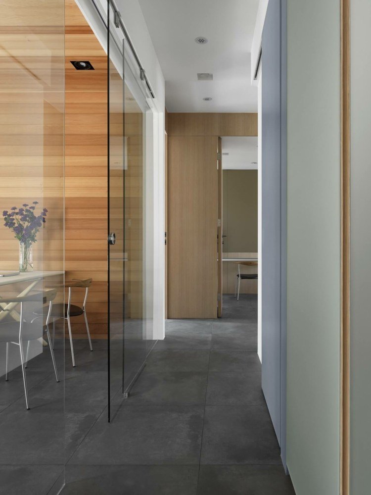 väggbeklädnad-kakel-trä-vägg-hall-möblering-tak-design-vit