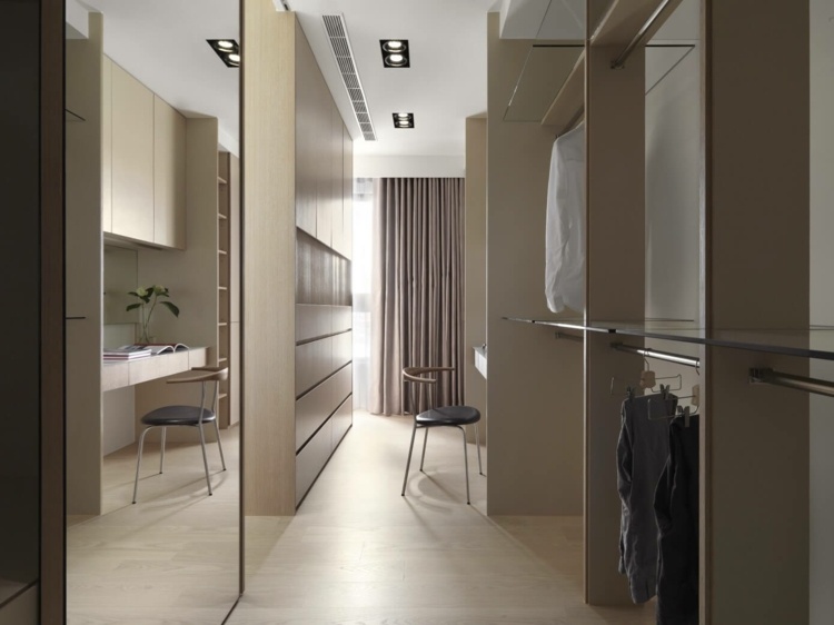 Väggbeklädnad-kakel-trä-walk-in-closet-spegel-naturmaterial
