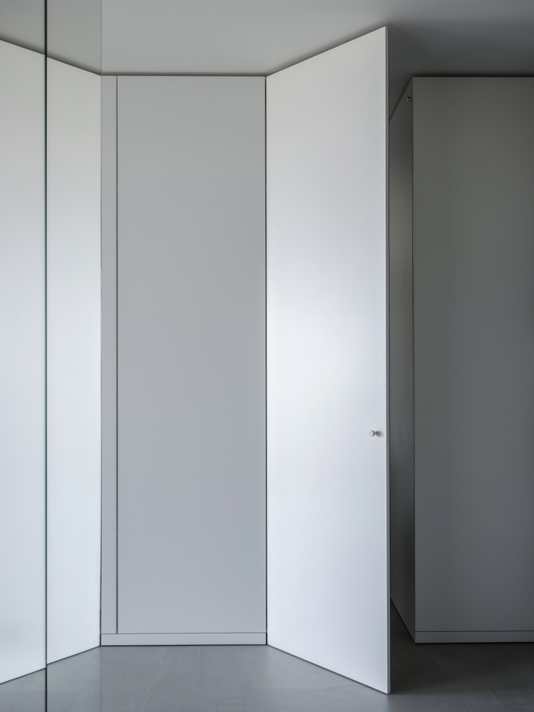 Inbyggd dörr osynlig inbyggd garderob vit kombinationshall