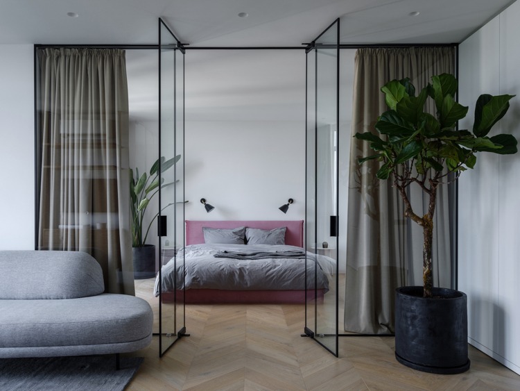 dubbelbladiga glasdörrar med metallkarmar mellan sovrummet och vardagsrummet