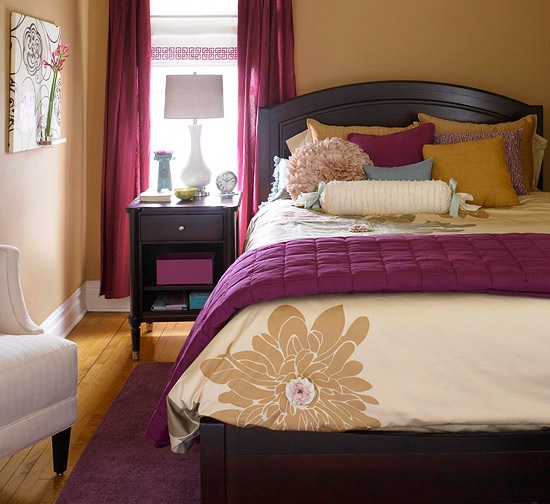 Färger för sängkläder i plommon-sandgula blommönster
