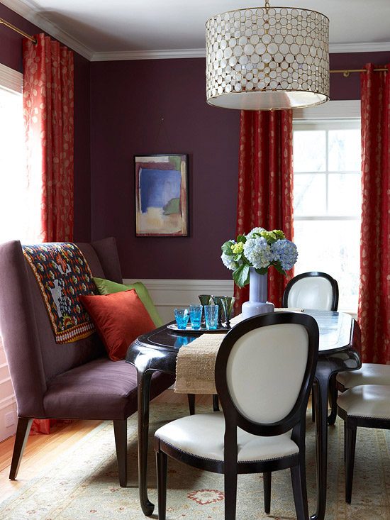Eklektisk dekorfärgande aubergine-rubinröda gardiner dekorativa kuddar