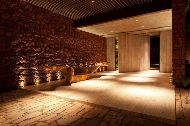 lyxig villa-stenvägg-golv-lampor-träbänk