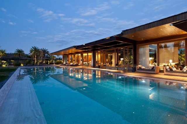 poolområde-lyx-villa-belysning-glas-fasad