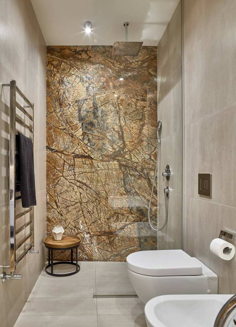 varma färger badrum accent vägg natursten dusch glasvägg