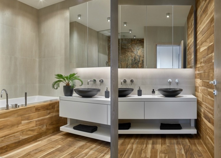 varma färger modernt badrum träpanel dubbel handfat badkar