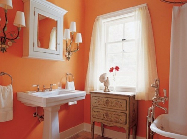 romantisk-orange-vit-badrum-gardiner