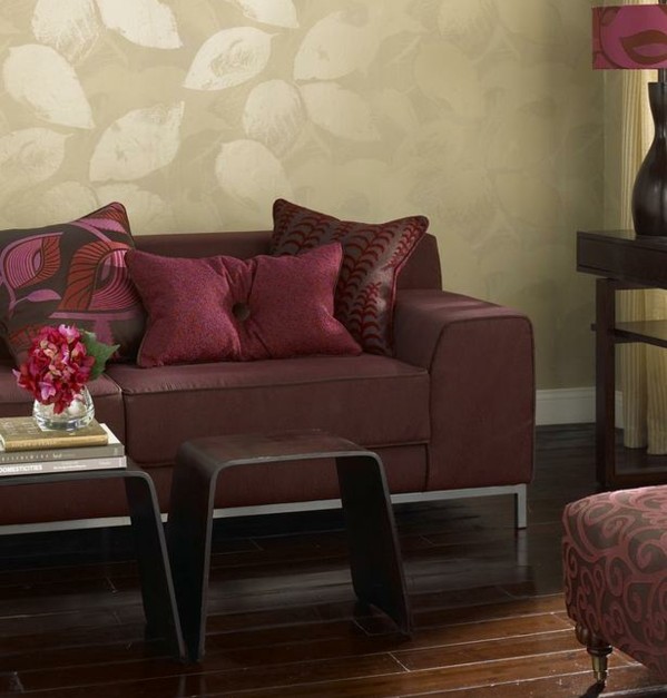 Beige-tapet-bladmotiv-vinröd-soffa