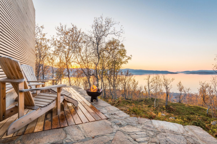 terrass adirondack fåtölj öppen spis natursten plattor