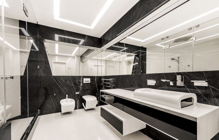 modernt badrum i svart och vitt med kallt ljus