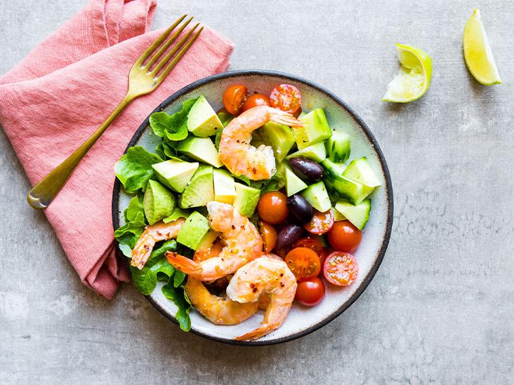 Keto sallad med avokado kitsch tomater och räkor
