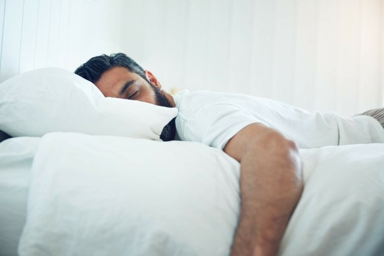 Varför är det dåligt att sova på magen för din nacke och rygg
