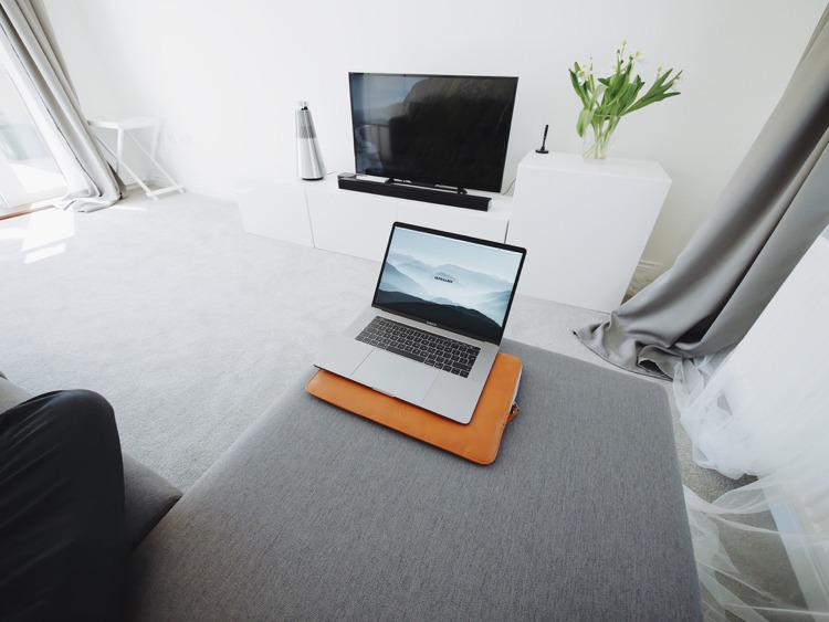 Laptop internet tv modernt nytt vardagsrum vitt grått